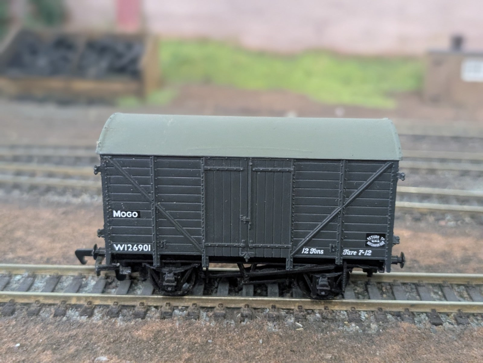 Bachmann 33-701 12 Ton Mogo Van Wagon W126901 in BR Grey Livery