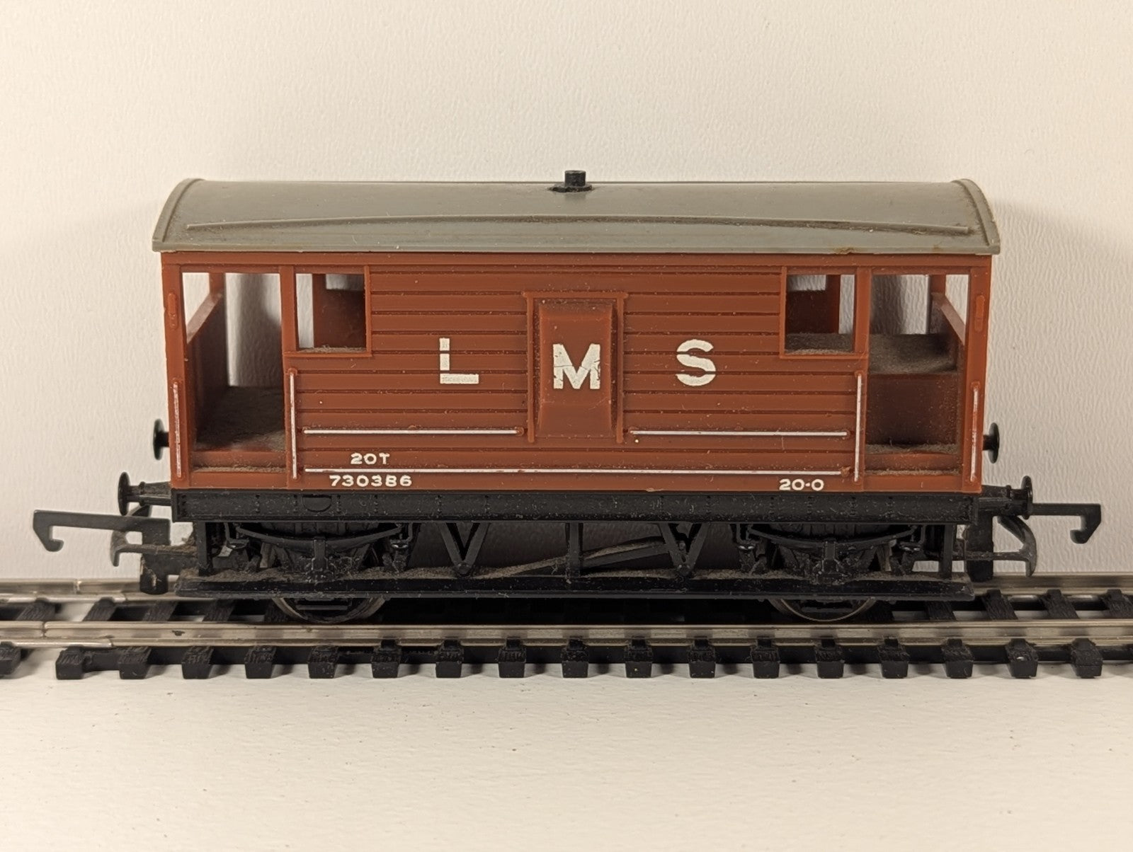 Hornby LMS 20-Ton Brake Van 730386 Brown OO Gauge