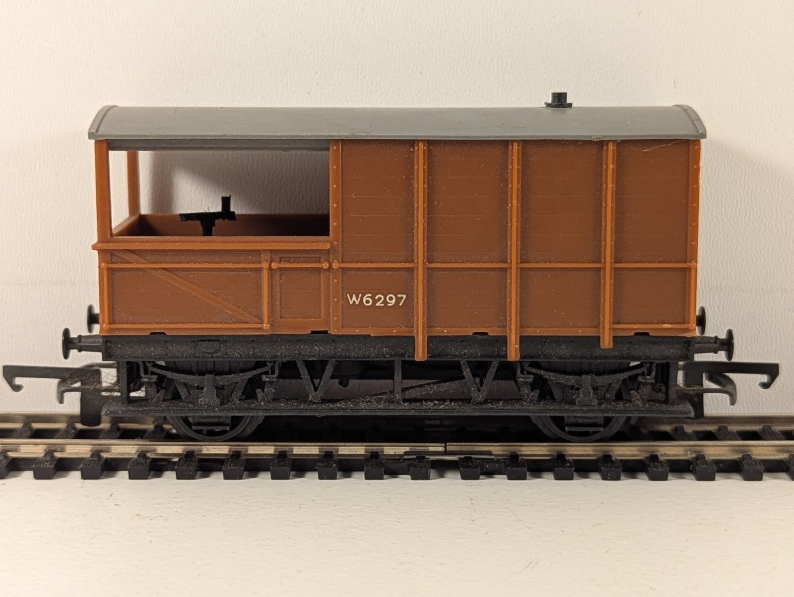 Tri-ang R124 OO Gauge BR Toad Brake Van Brown