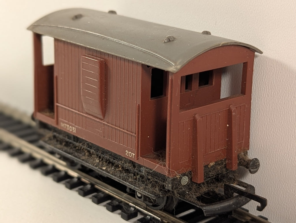Tri-ang R016 (R16) OO Gauge Short Brake Van – ER No. M73031 (Brown)
