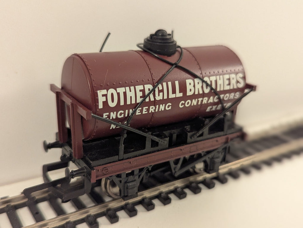Hornby OO Gauge 12-Ton Tank Wagon – Fothergill Brothers Livery – Damaged