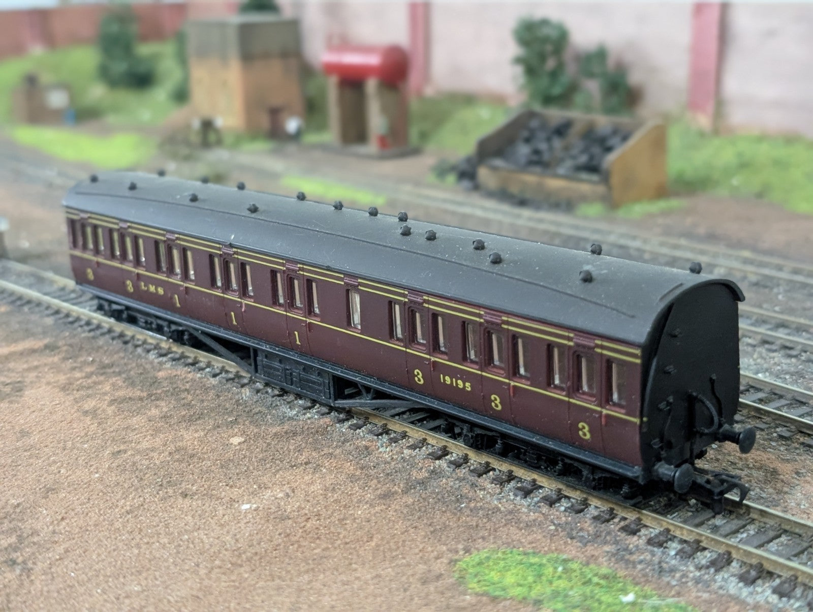 Airfix 57ft LAV Composite Non-Corridor Coach 19195