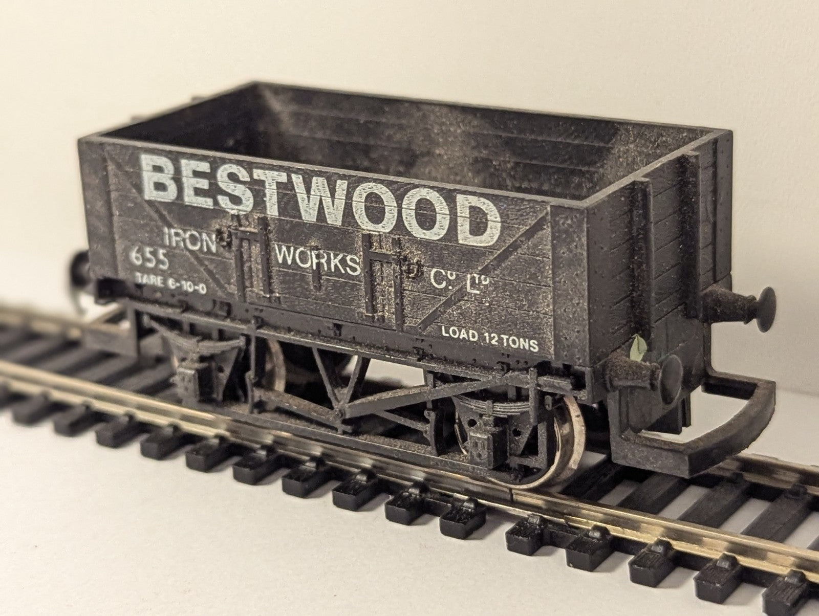 Hornby R009-020 OO Gauge Bestwood Iron Works 5 Plank Wagon weathered