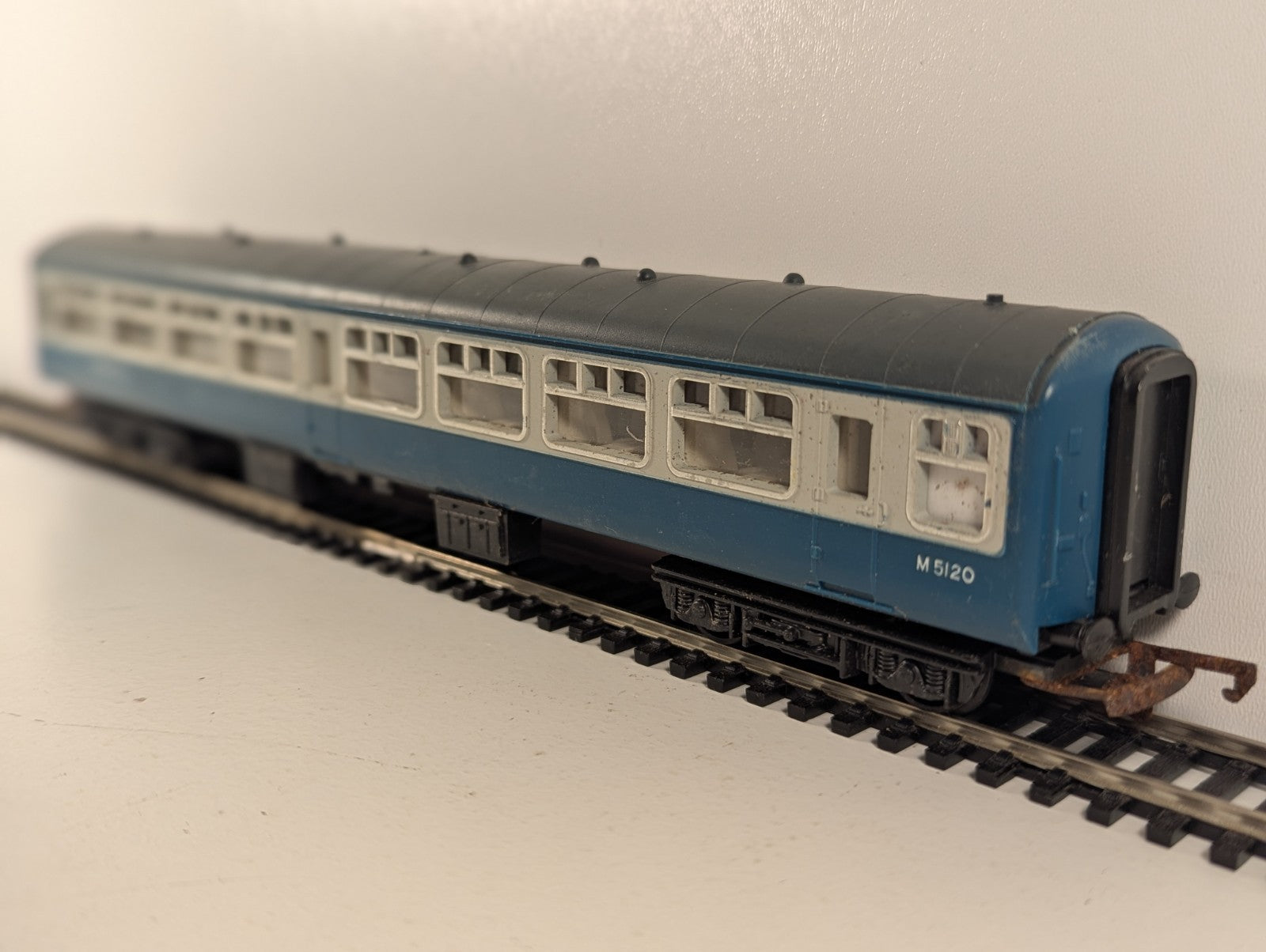 Hornby R921 OO Gauge BR Mk2 Inter-City Second Class Coach M5120 - Rusty Coupling