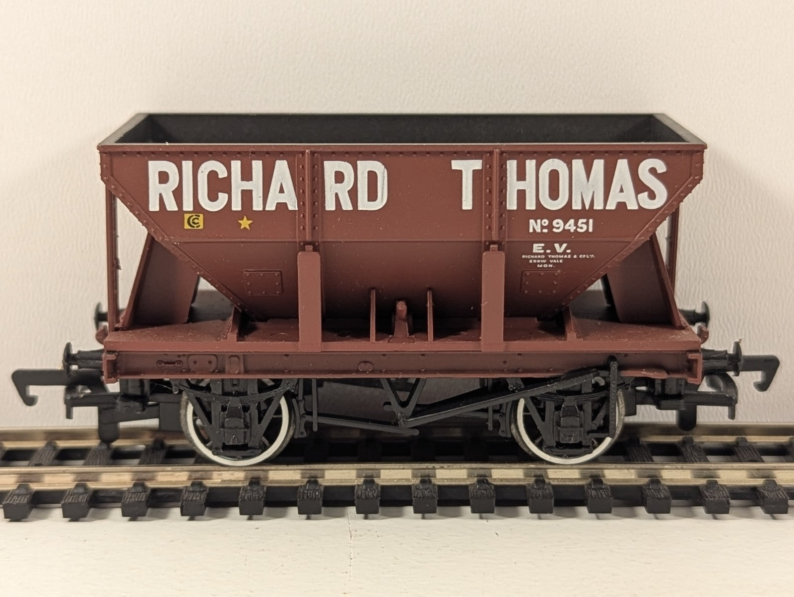 Bachmann Branchline OO Gauge 24-Ton Ore Wagon – Richard Thomas Livery No. 9451
