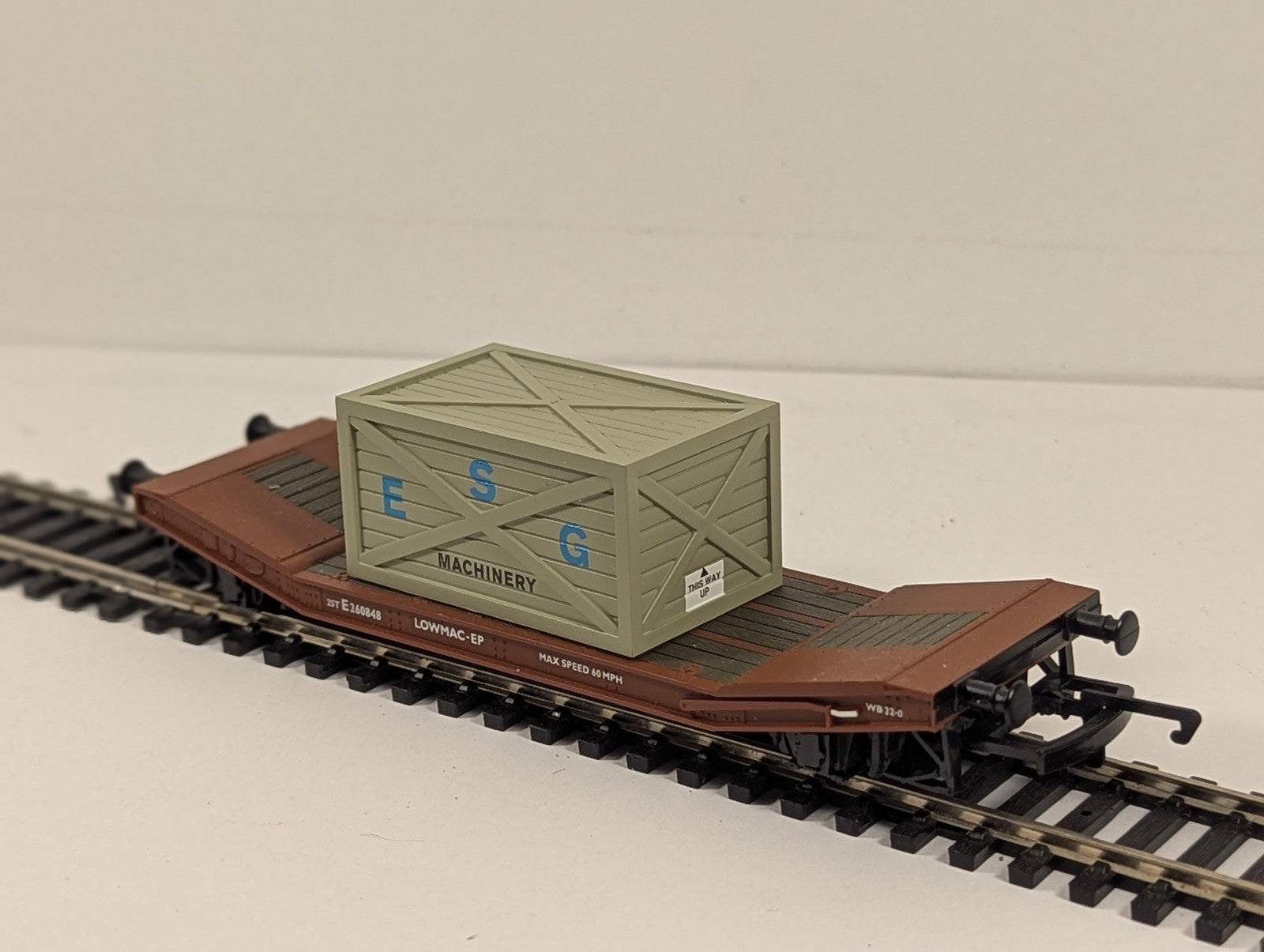 Hornby OO Gauge BR Lowmac EP with Crate Load 'ESG Machinery'