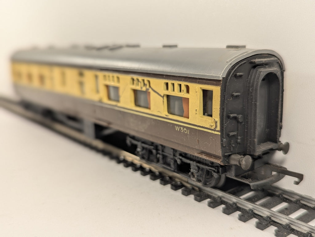 Tri-ang OO Gauge BR Restaurant Car Passenger Coach W301 BR Chocolate and Cream