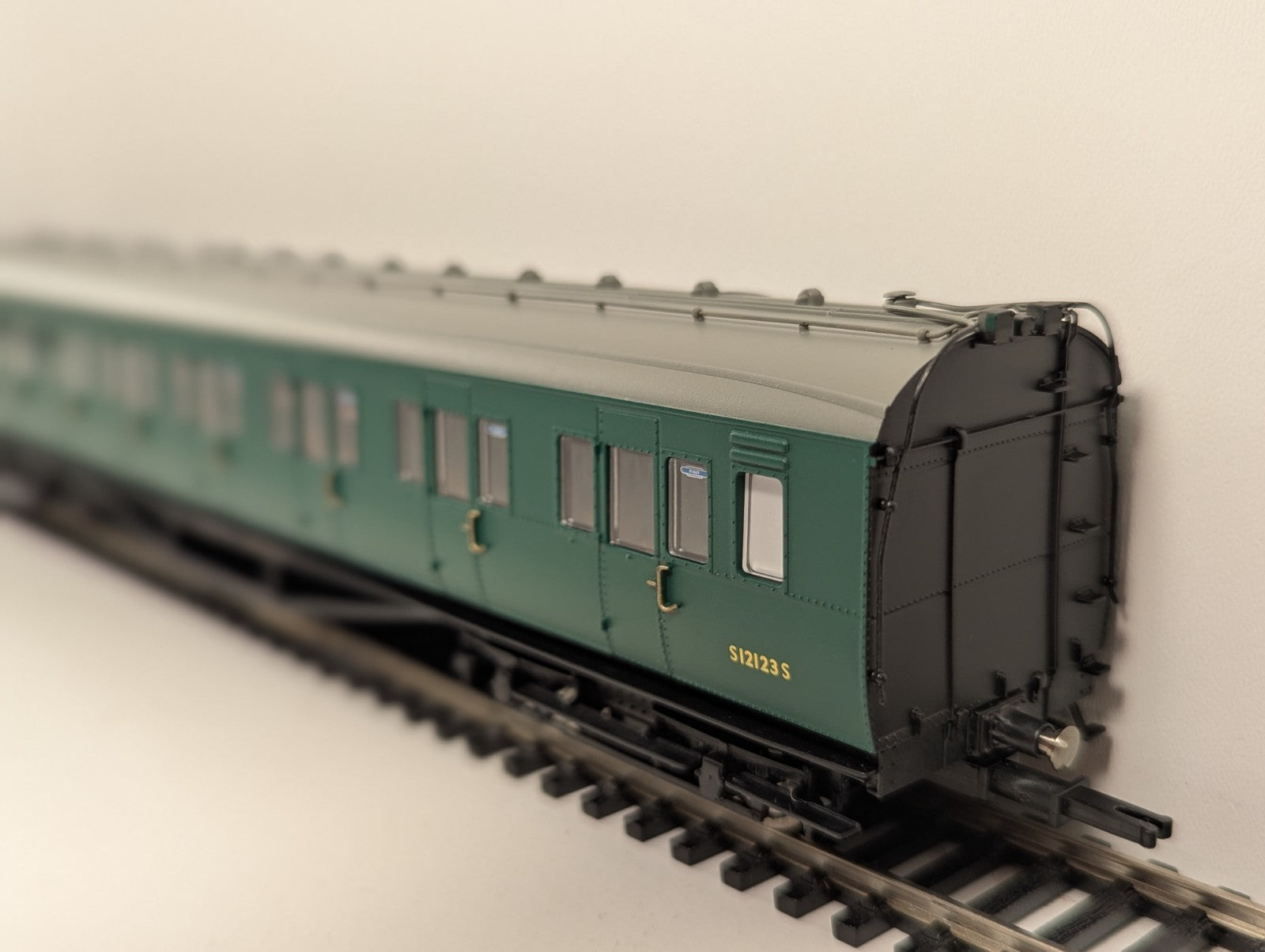 Hornby R3177 OO Gauge NRM BR Class 401 2-BIL EMU No. 2090 - Boxed
