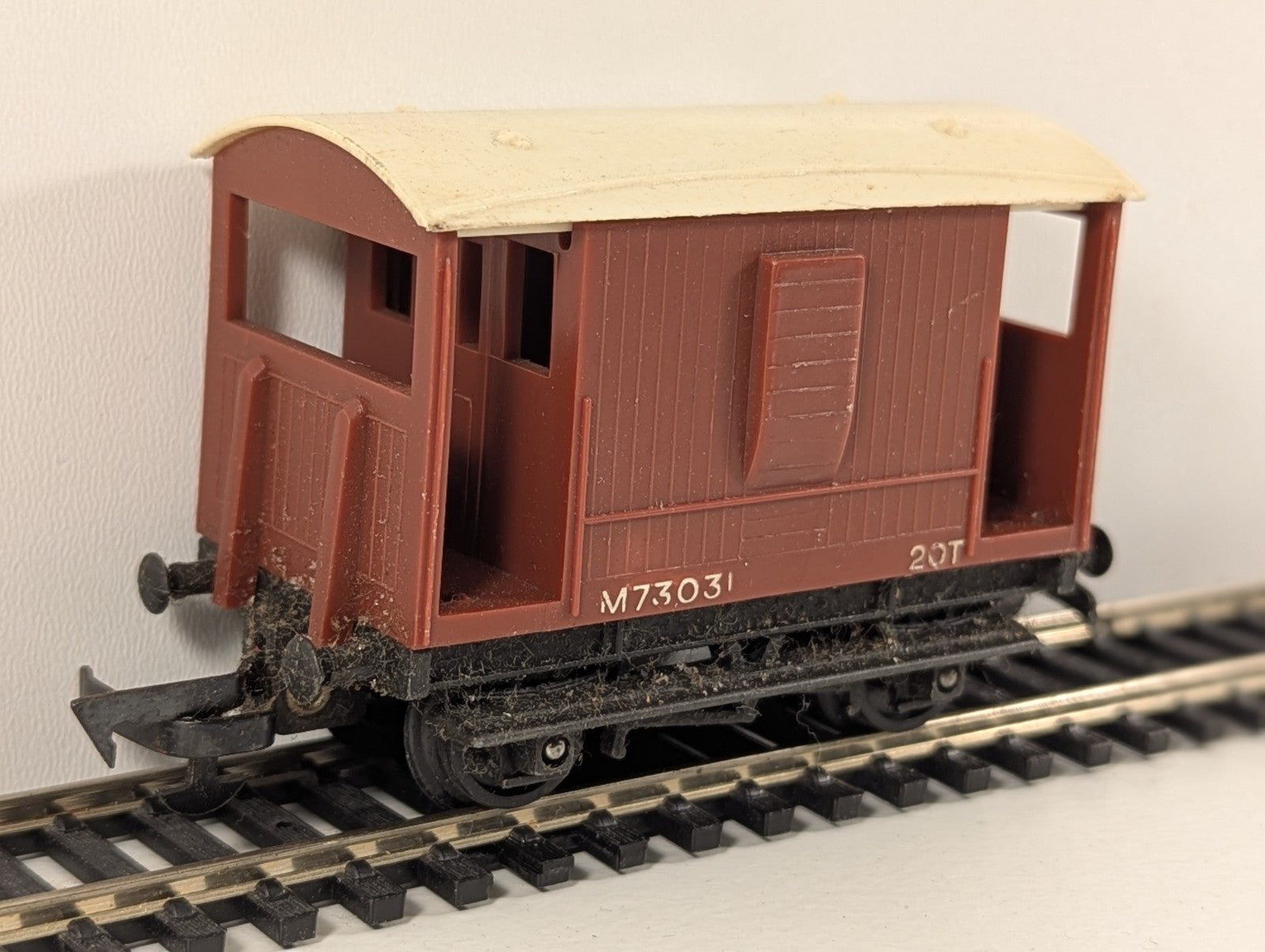 Tri-ang R16 – BR Standard 20-Ton Brake Van