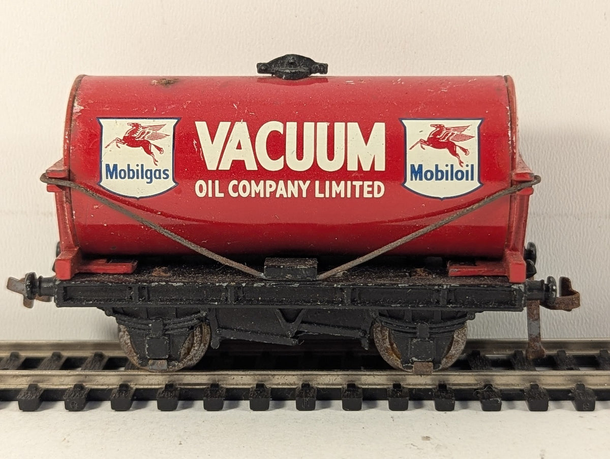 Hornby Dublo OO Gauge Vacuum Oil Company Tank Wagon Goods Wagon Vacuum Oil Red