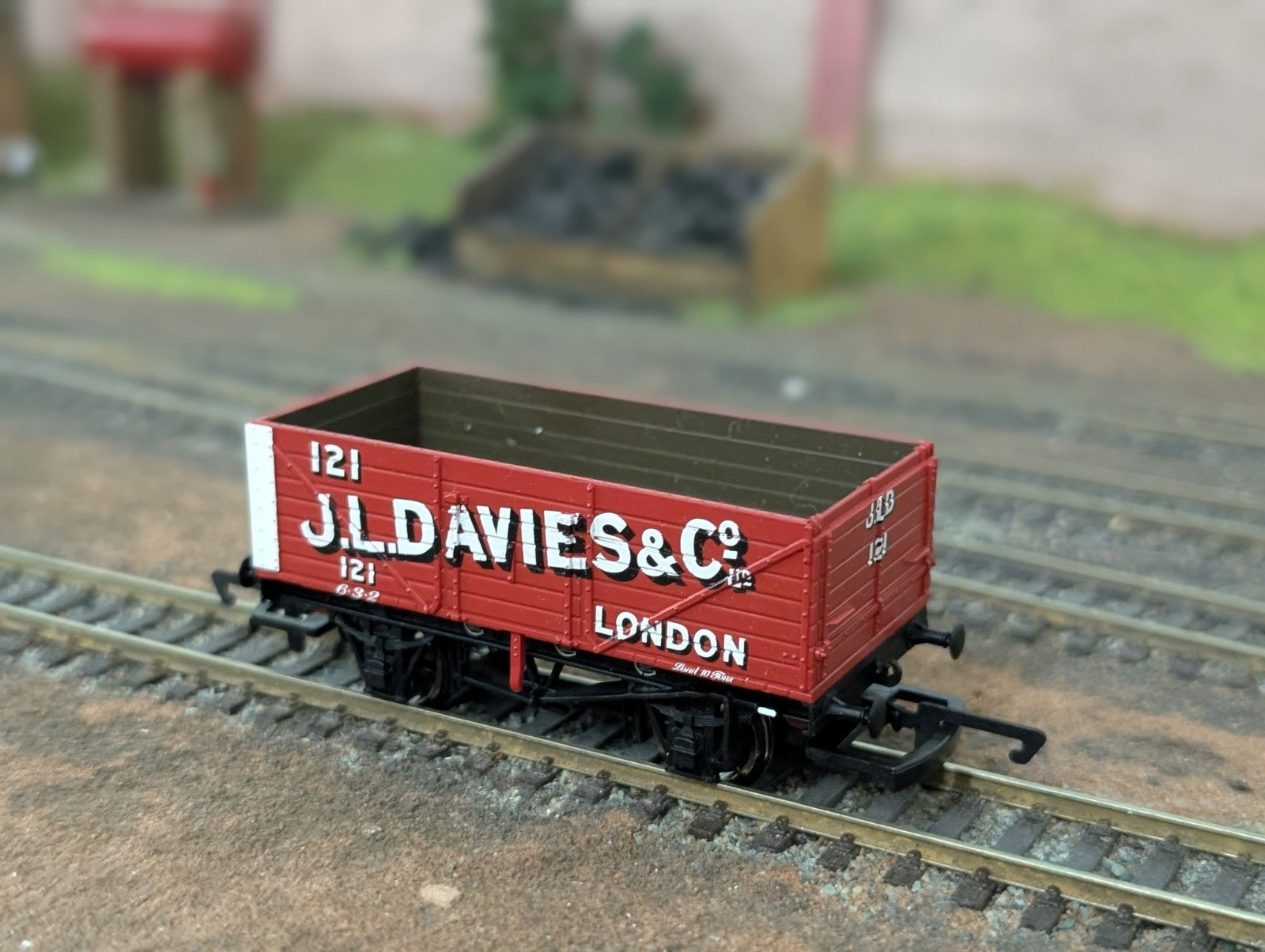 Hornby R1075 OO Gauge 7 Plank Wagon J L Davies
