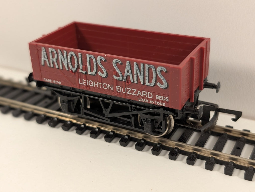 Hornby OO Gauge 5 Plank Wagon – “Arnolds Sands” Livery