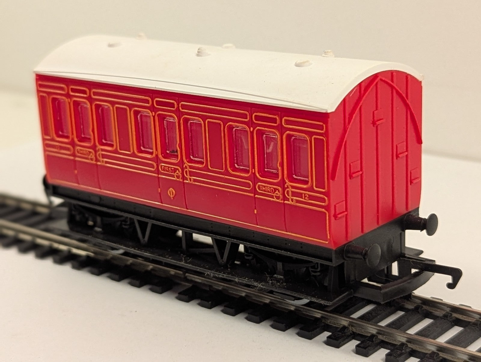 Hornby OO Gauge Compartment Red 4-Wheel Composite Coach Passenger Coach 12