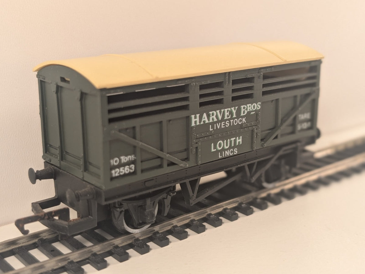 Hornby R.215 ‘Harvey Bros’ Cattle Van