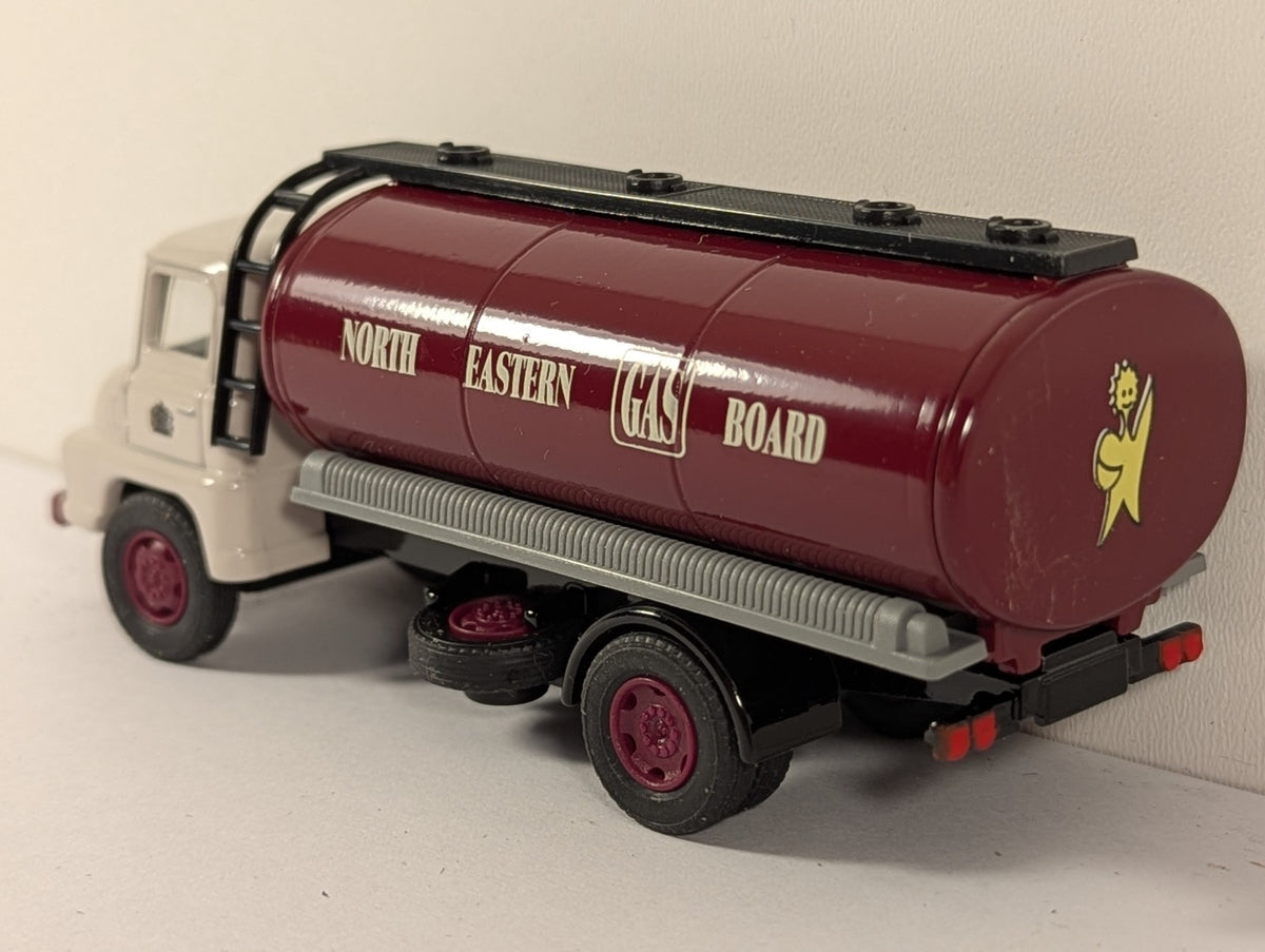 Vanguards VA9000 Ford Thames Trader Tanker – North Eastern Gas – 1:64 Scale