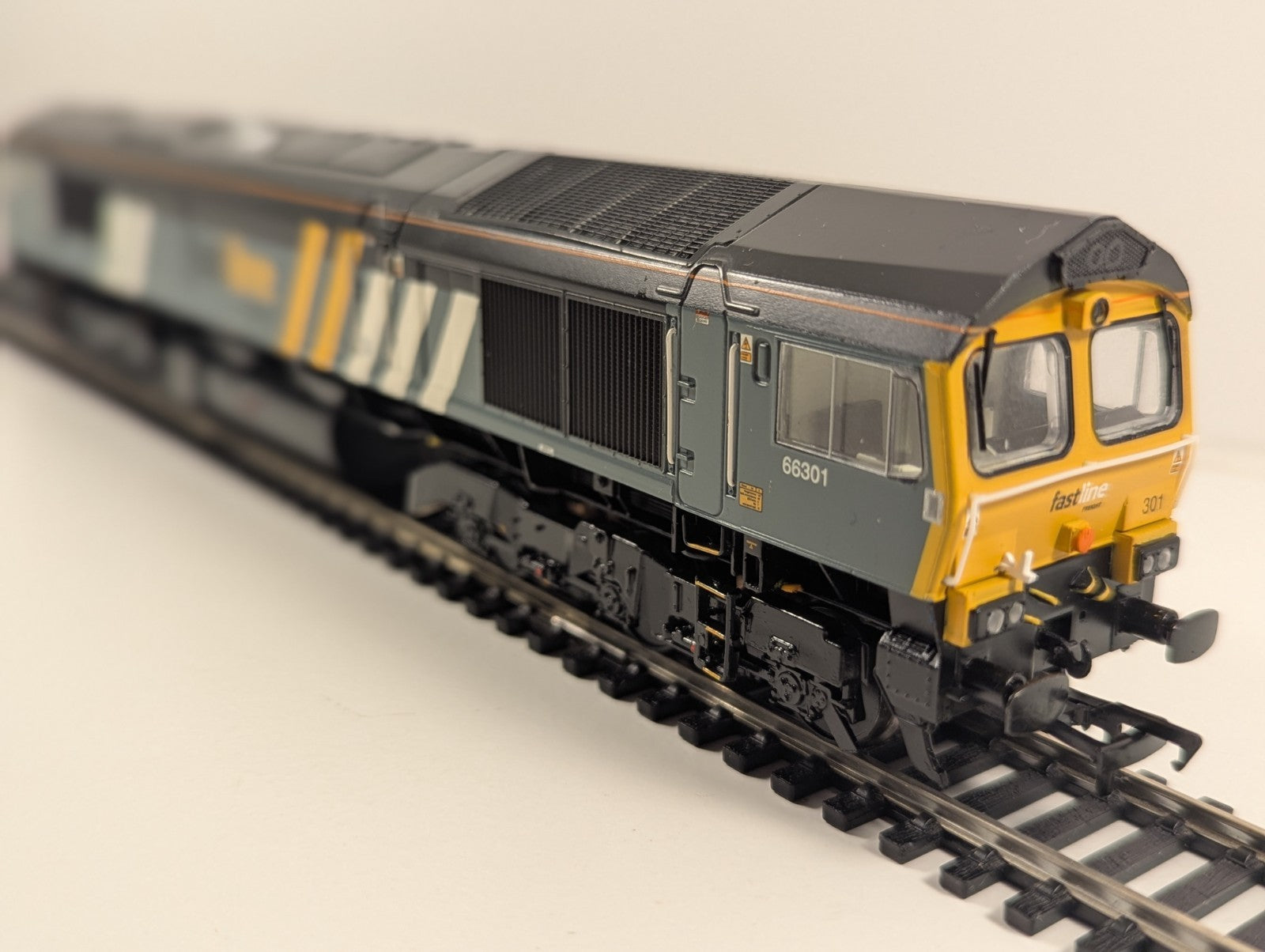 Bachmann Branchline 32-979Y Class 66 66301 Fastline Freight – Rail Express Limit