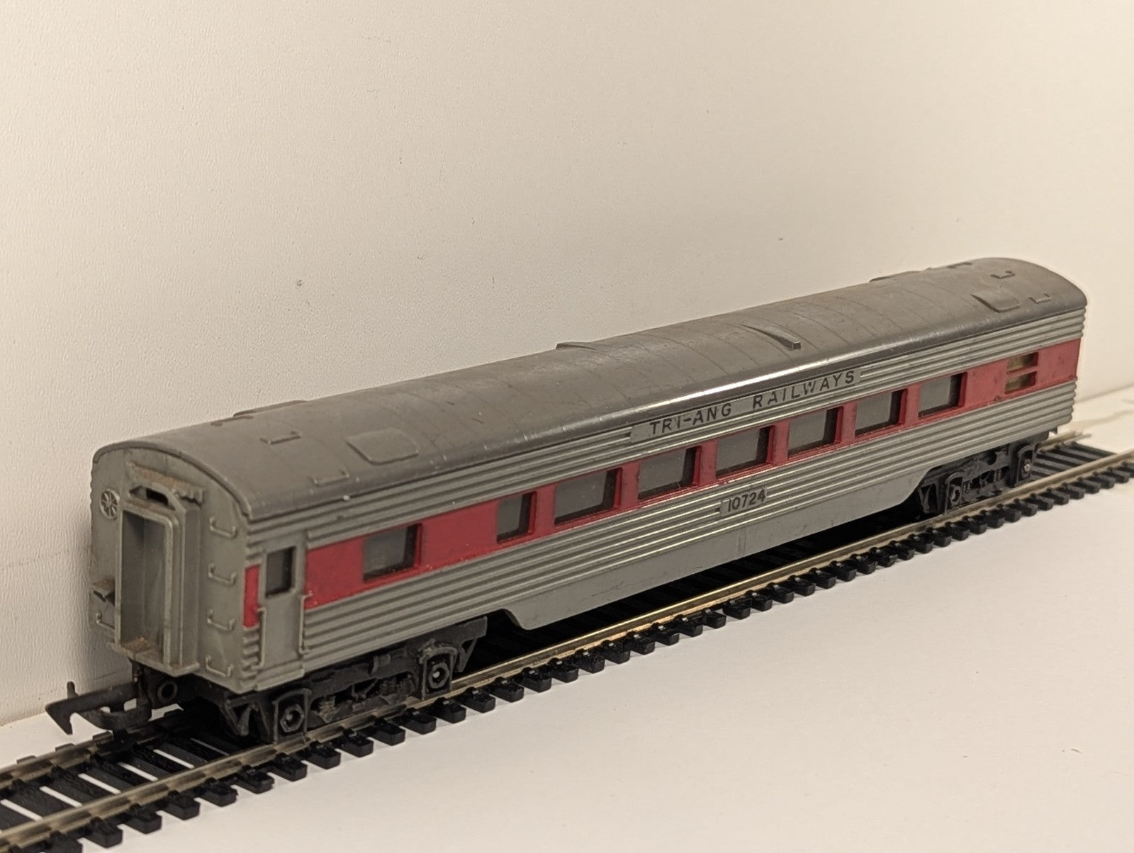 Tri-ang OO Gauge R25 Transcontinental Passenger Coach 10724