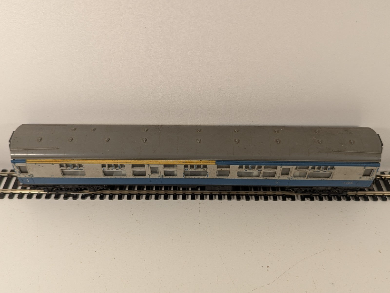 Tri-ang OO Gauge BR Blue MK1 Composite Corridor Coach (Chipped Paint)
