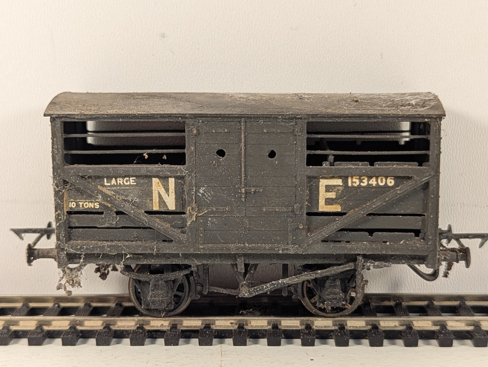 Kitbuilt OO Gauge North Eastern Railway NE Cattle Wagon - Grey