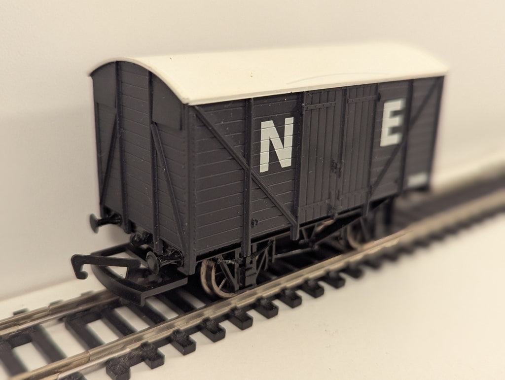 Hornby R6422 RailRoad North Eastern 12-Ton Box Van