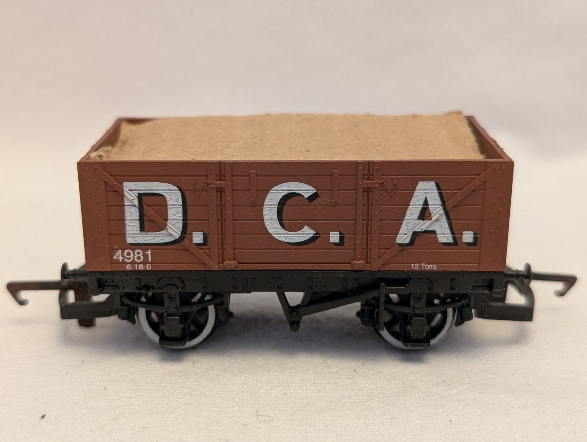 Hornby OO Gauge 7 Plank Open Wagon 'D.C.A.' Goods Wagon 4981 D.C.A.