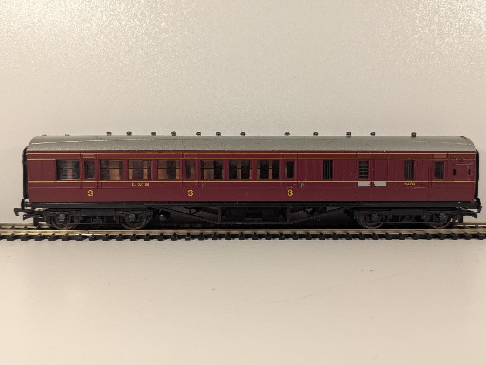 Bachmann OO Gauge LMS 3rd Class Corridor Brake Coach Maroon