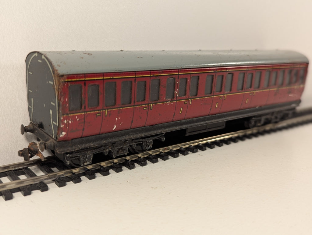 Hornby Dublo OO Gauge Tinplate Suburban Coach 1st Class Compartments