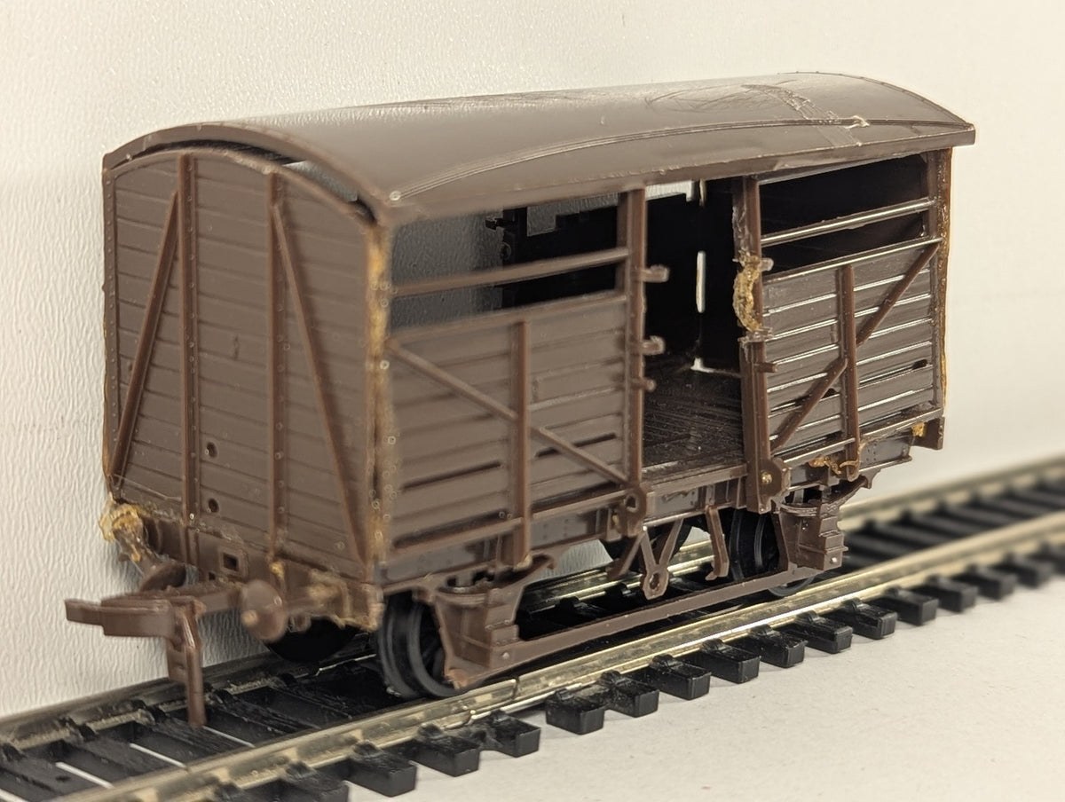 Airfix OO Gauge Cattle Wagon Goods Wagon Brown