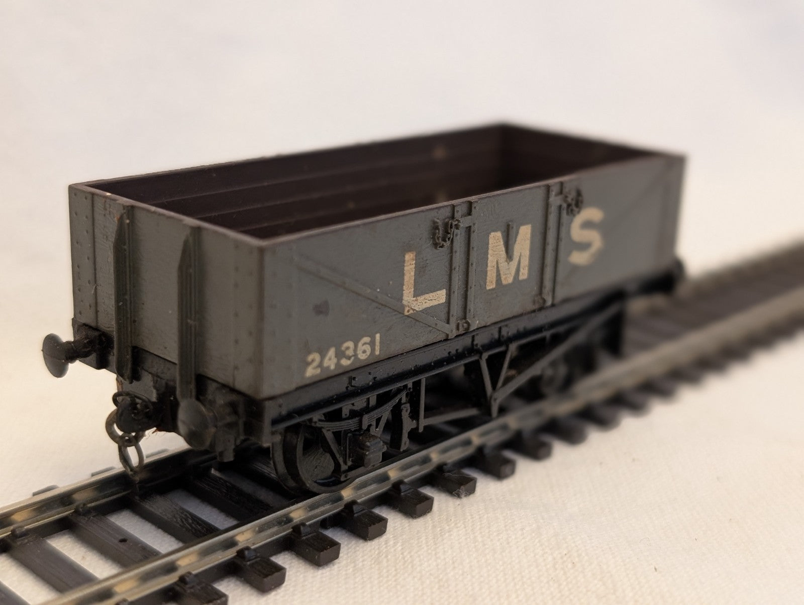 Mainline OO Gauge LMS 5 Plank Wagon Goods Wagon 24361 LMS Grey