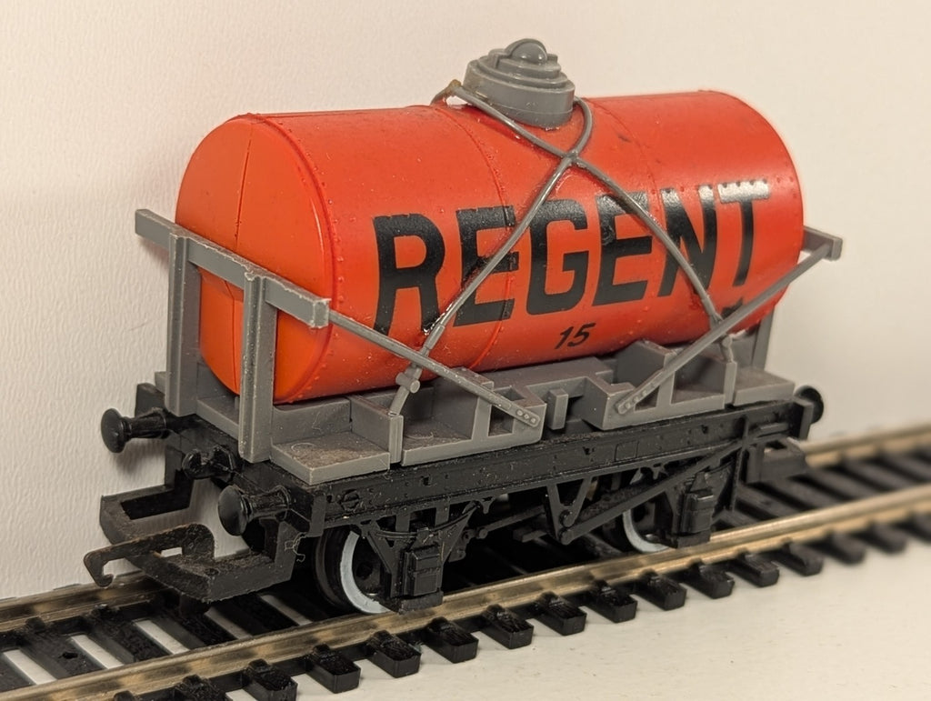 Hornby R343 OO Gauge Small Tanker (Cross Stays) – Regent