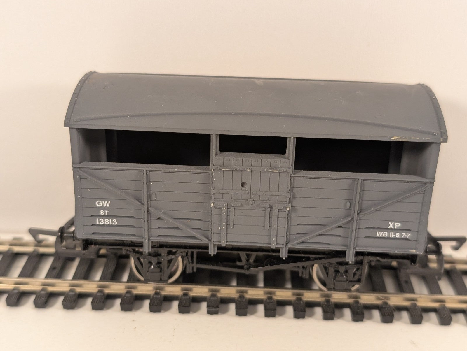 Dapol OO Gauge GWR 8-Ton Cattle Wagon No. 13813