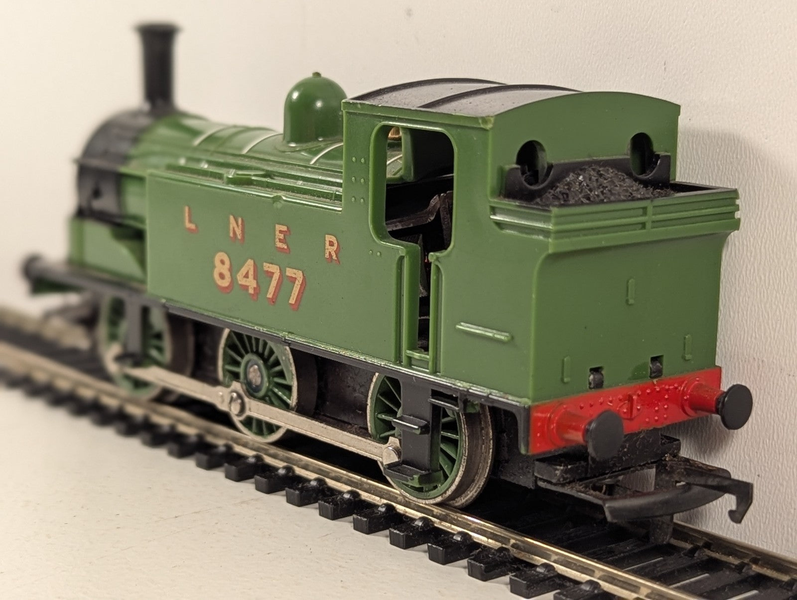 Hornby OO Gauge LNER Class J83 0-6-0T Locomotive 8477 LNER Green