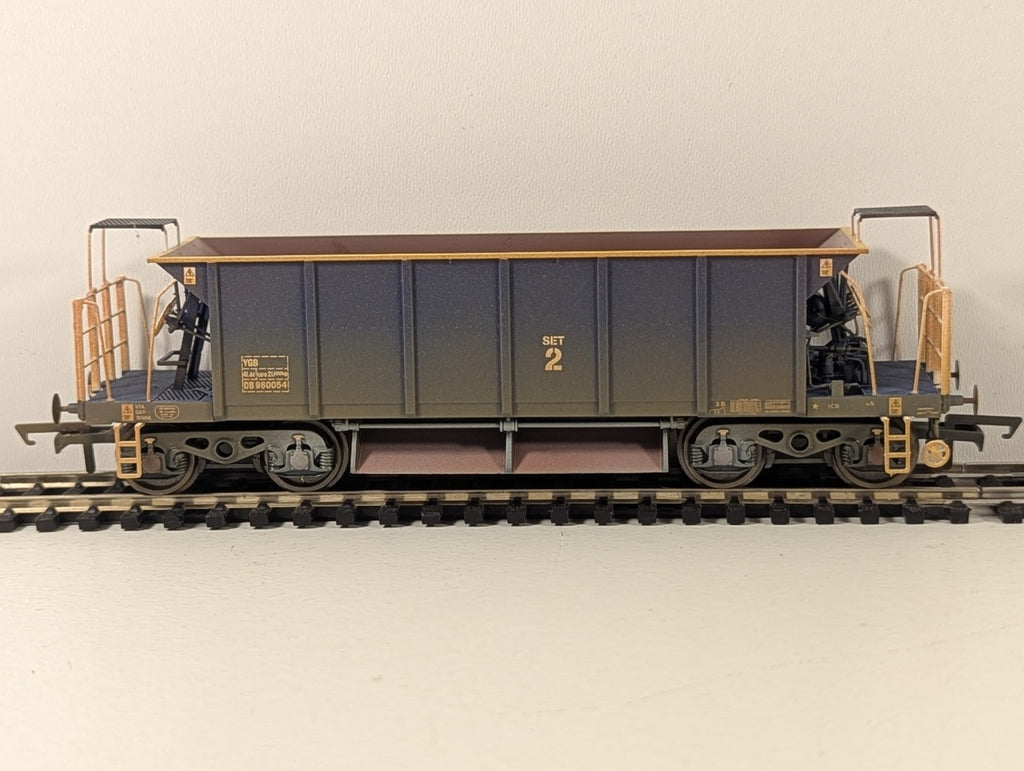 Hornby R6287C OO Gauge YGB “Seacow” Hopper DB980054 – Factory Weathered