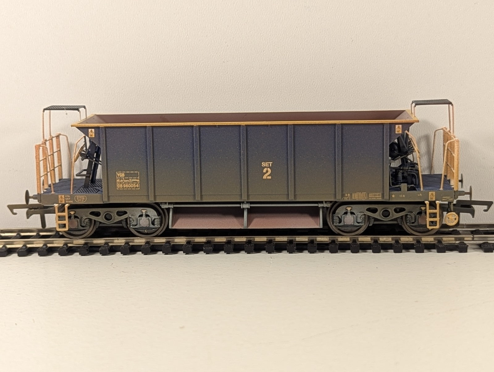 Hornby R6287C OO Gauge YGB “Seacow” Hopper DB980054 – Factory Weathered