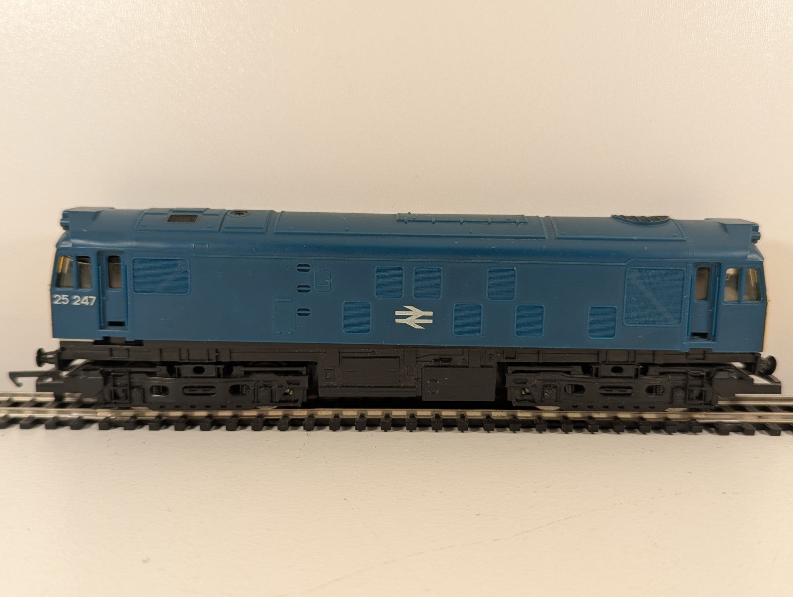 Hornby R068 OO Gauge Class 25 Diesel Locomotive 25247 – BR Blue – DCC Fitted