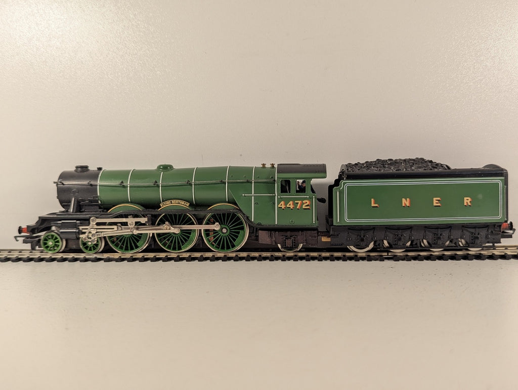 Hornby OO Gauge Flying Scotsman Steam Locomotive 4472 LNER Green