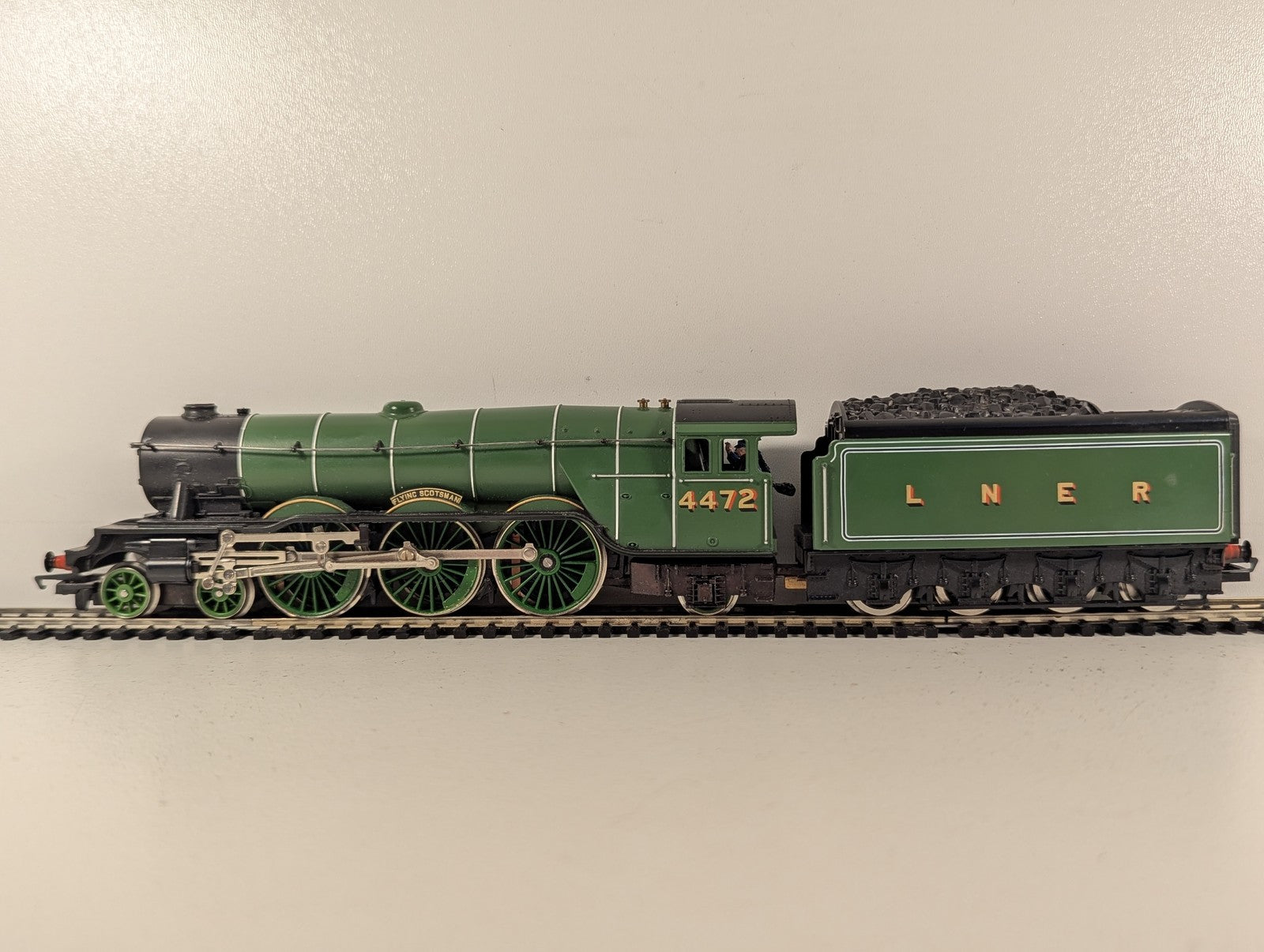 Hornby OO Gauge Flying Scotsman Steam Locomotive 4472 LNER Green