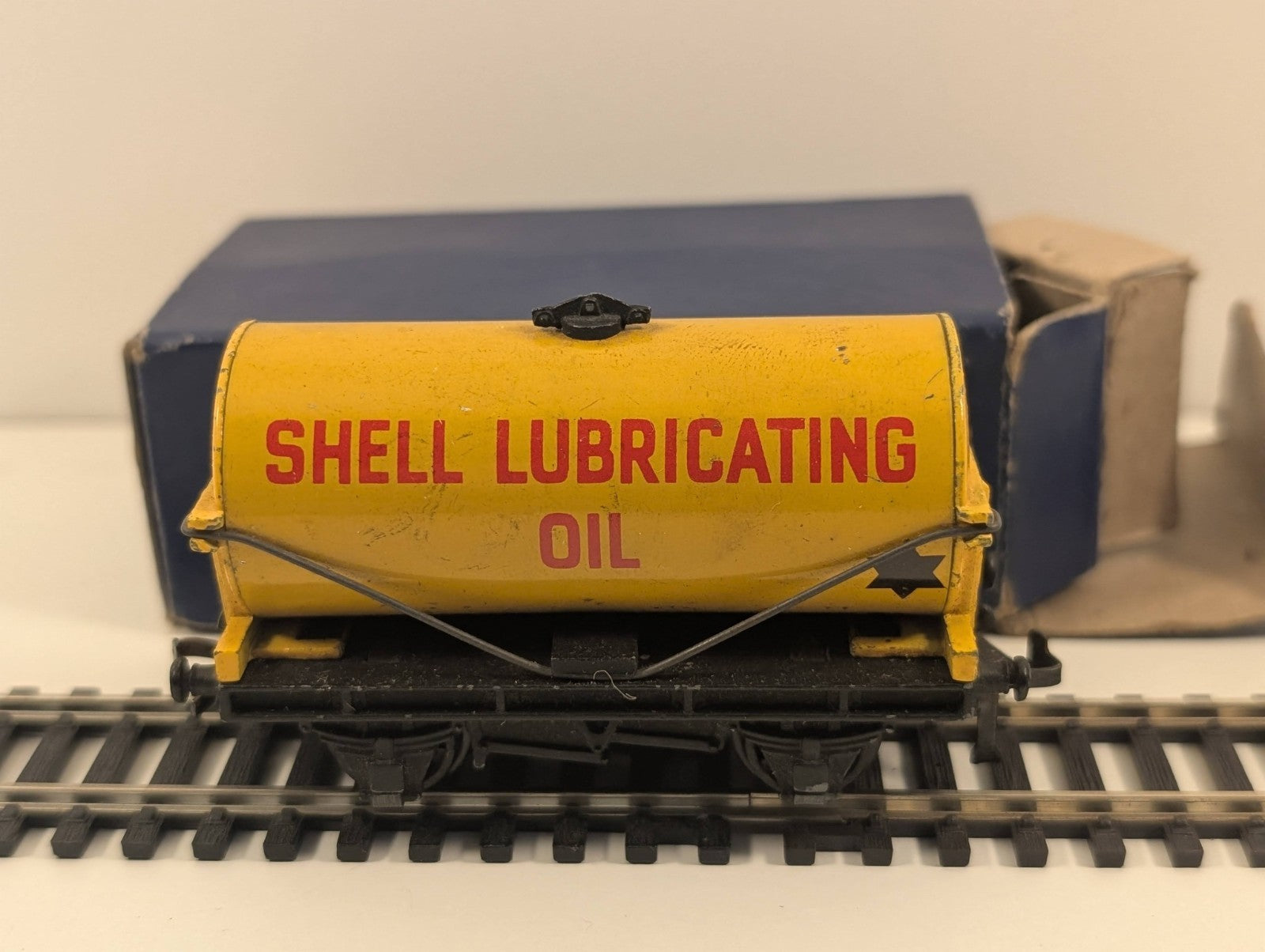 Hornby Dublo Tank Wagon – “Shell Lubricating Oil” Livery – OO Gauge