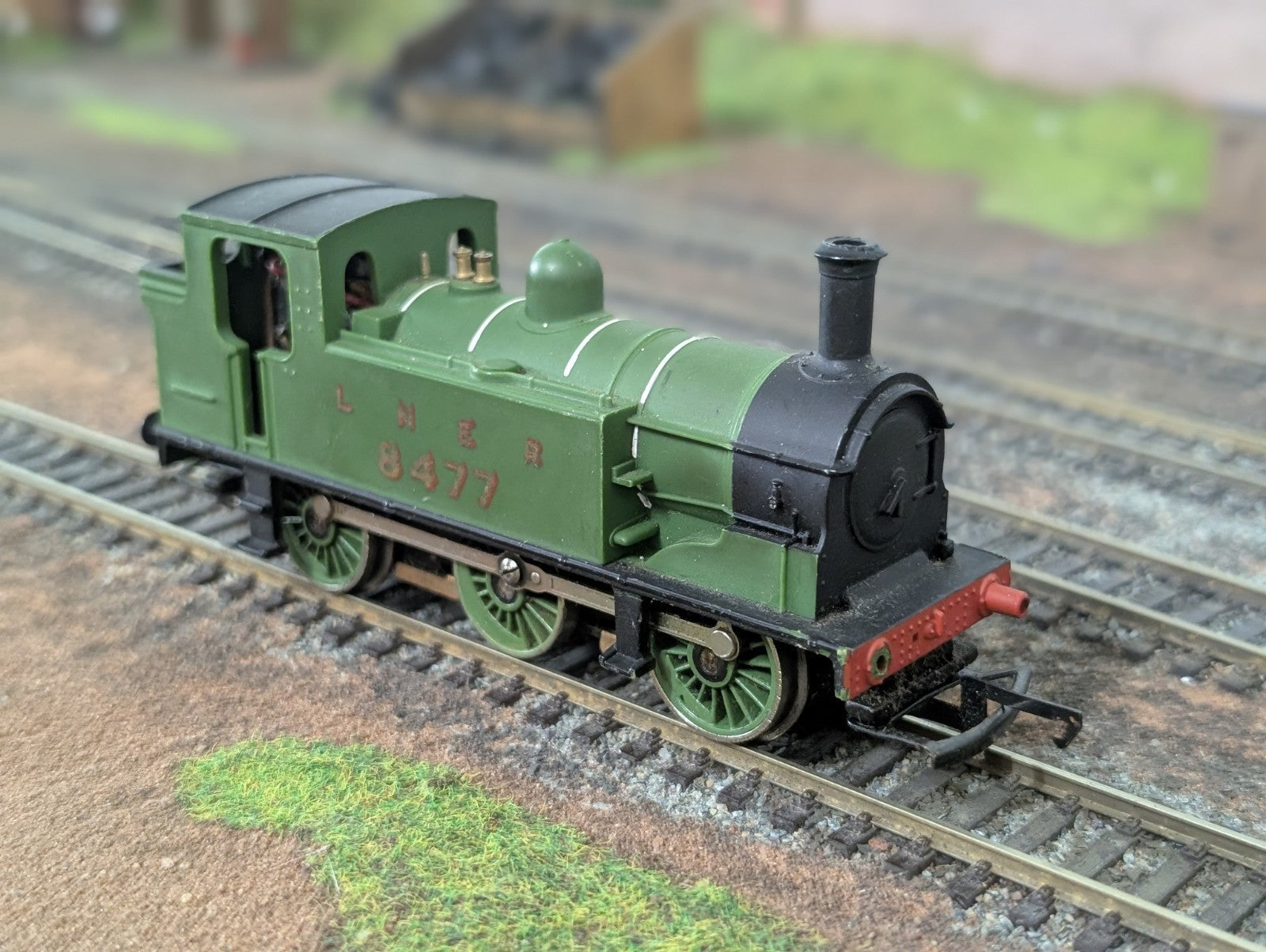 Hornby R252 OO Gauge LNER Matt Green Class J83 8477