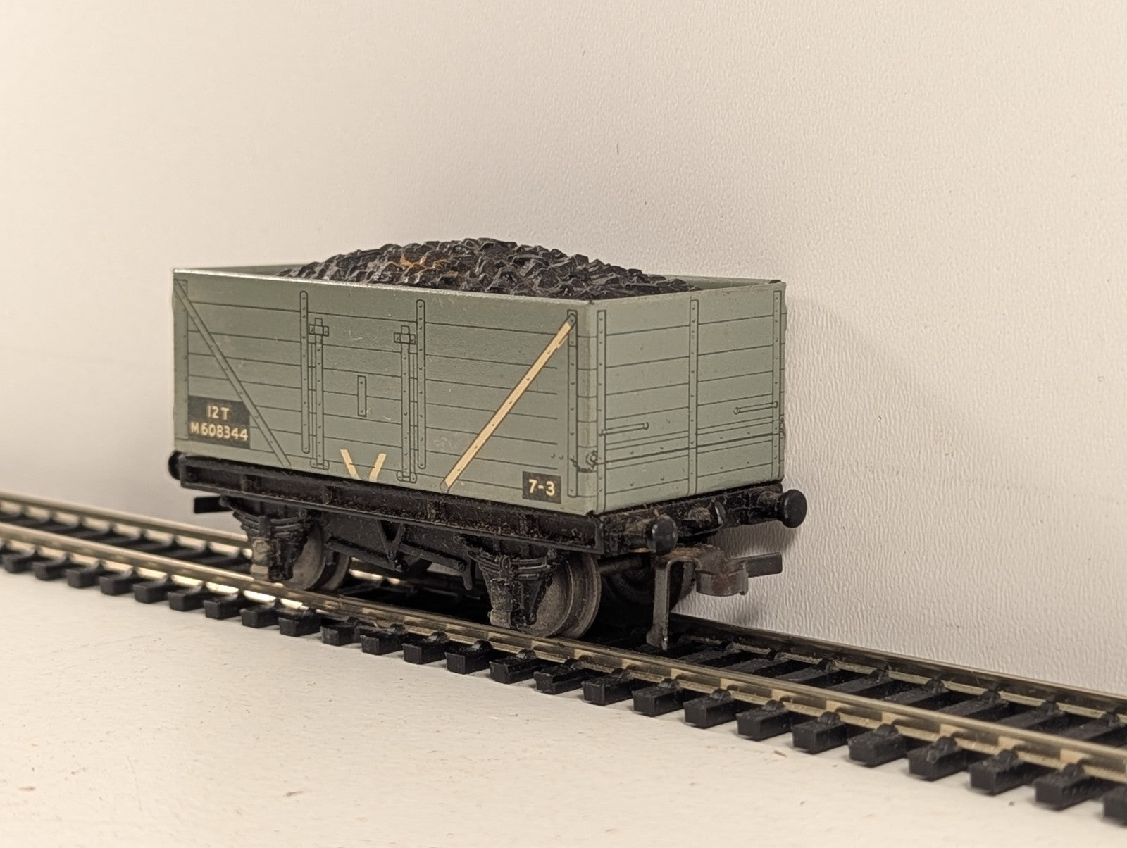 Hornby Dublo 32030 OO Gauge BR Grey D2 High-Sided Coal Wagon with Coal Load