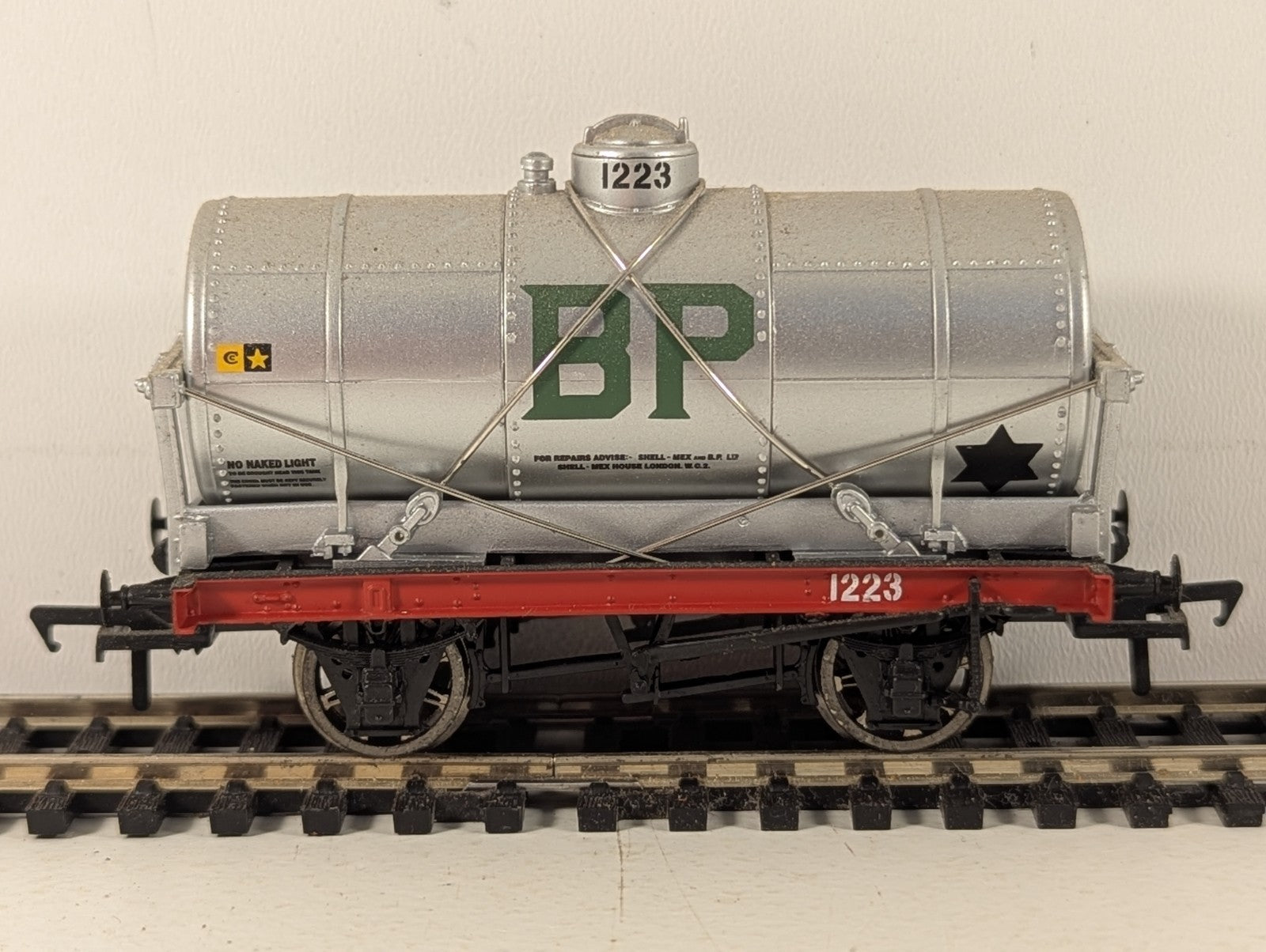 Bachmann OO Gauge 14 Ton Tank Wagon 1223 Shell / BP Silver 37-052