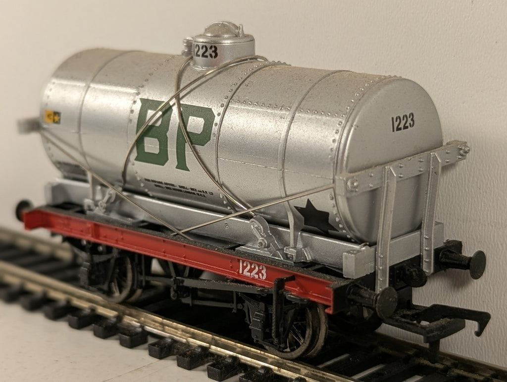 Bachmann OO Gauge 14 Ton Tank Wagon 1223 Shell / BP Silver 37-052