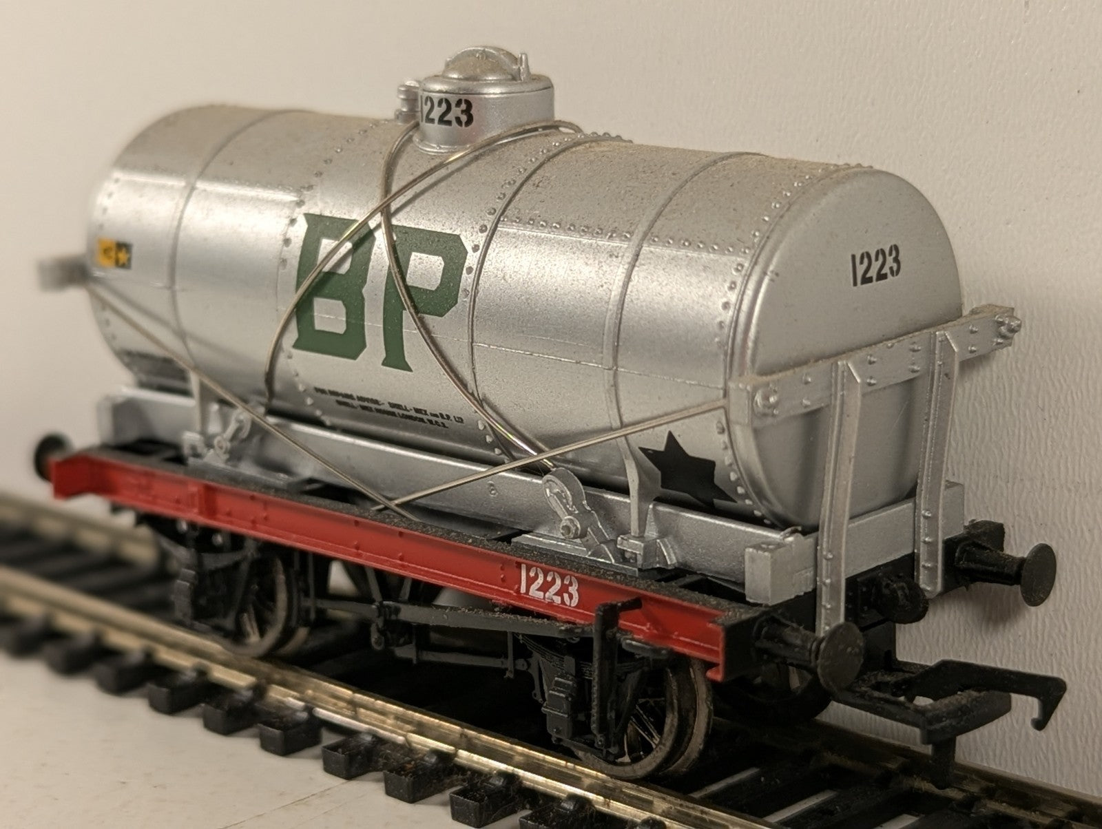 Bachmann OO Gauge 14 Ton Tank Wagon 1223 Shell / BP Silver 37-052