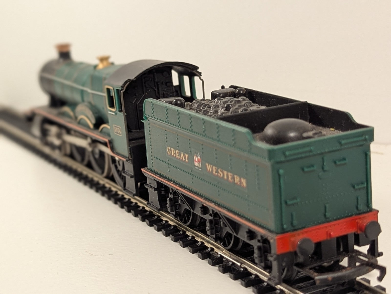 Hornby OO Gauge GWR 49xx Hall Class 4-6-0 “Kneller Hall”