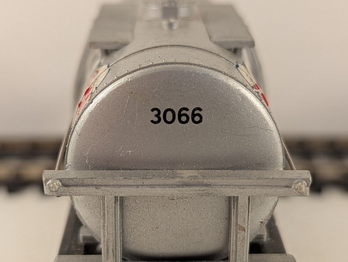 Mainline OO Gauge 14 Ton Tank Wagon 3066 Esso Silver 37-142