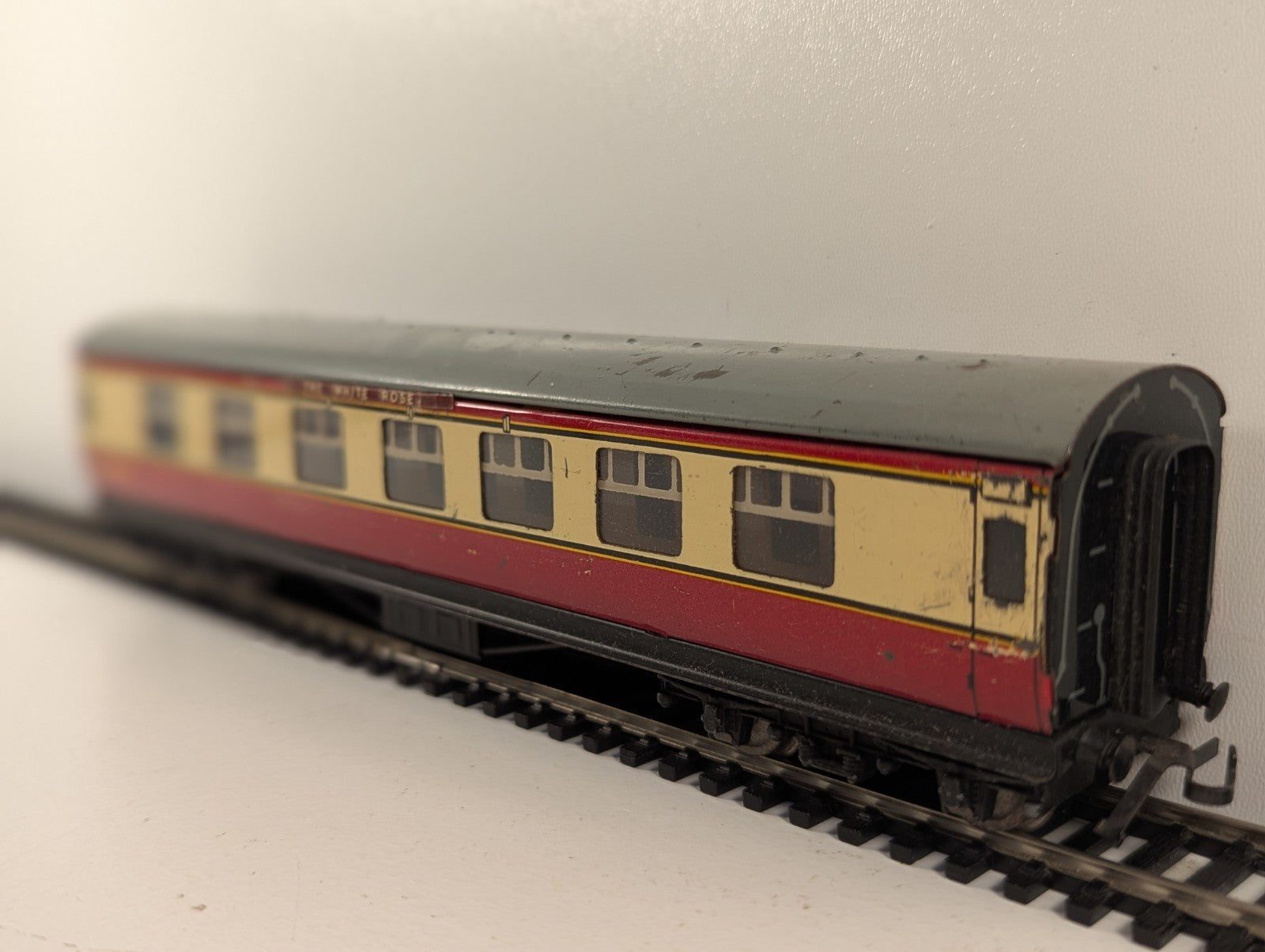 Hornby Dublo OO Gauge D12 First Class Corridor Coach "The White Rose"