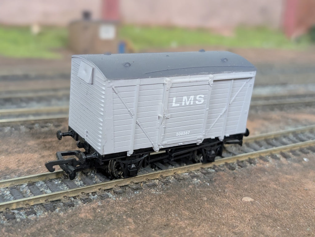 Bachmann Branchline 37-800 12 Ton planked ventilated van in LMS grey