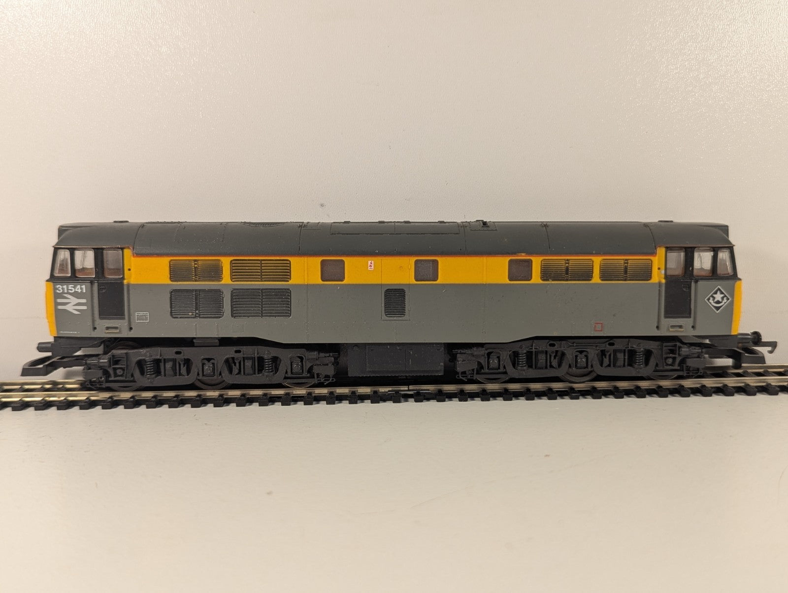 Lima OO Gauge BR Class 31 31541 Dutch Livery Diesel Locomotive Missing Buffers