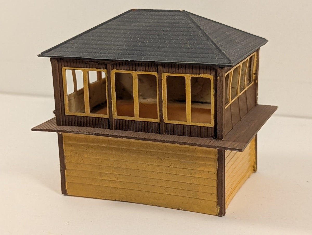 OO Gauge Timber Signal Box Brown and Yellow