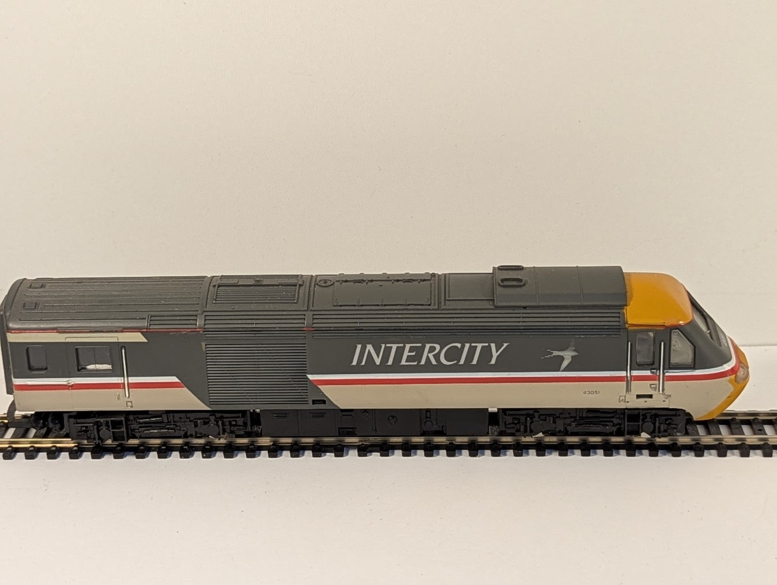 Hornby R397-43051 OO Gauge Class 43 HST Dummy Car Intercity Swallow